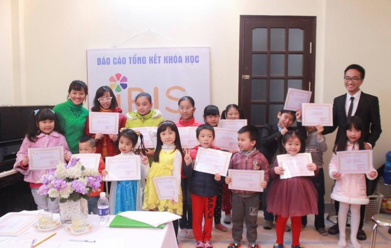 Học viên IRIS nhận chứng nhận trong buổi báo cáo tổng kết khóa học