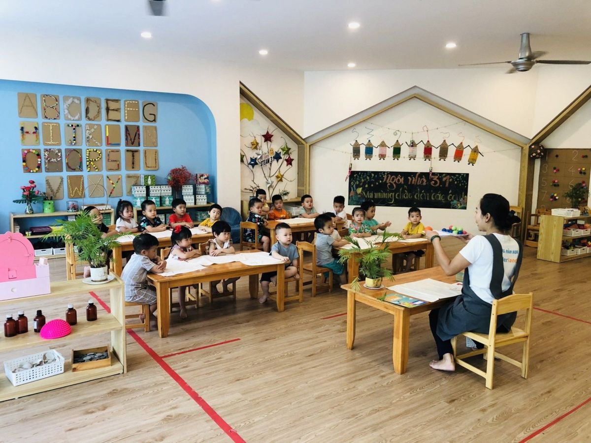 Cô và các bé lớp STEAM 3.1 trong phòng học rộng của KinderLand