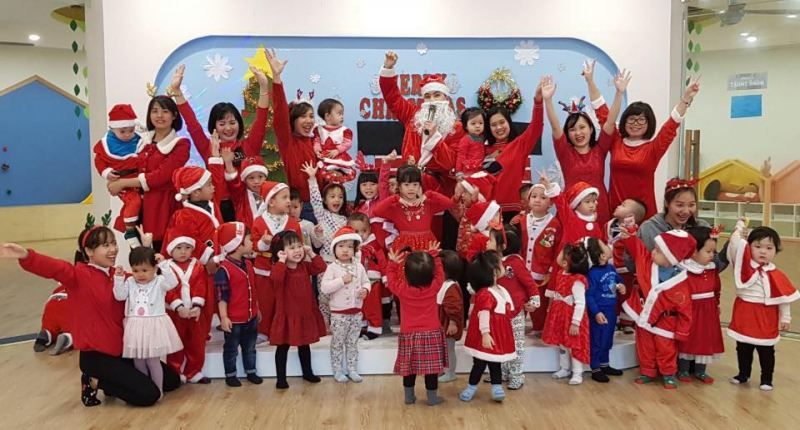 Cô và các bé mặc đồ Noel trong sảnh chơi trong nhà