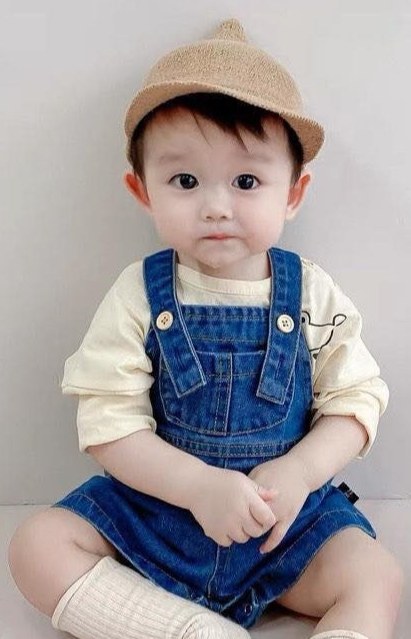 Bé trai mặc yếm jean và áo cotton kem, mẫu của Thanh Hằng Baby