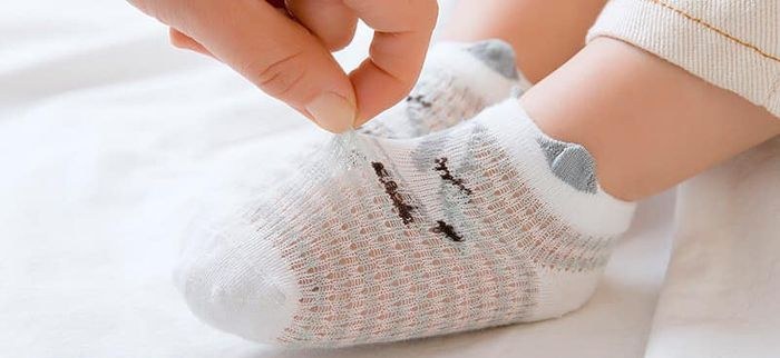 Cận cảnh bàn chân bé đi tất lưới cotton mỏng, thấy rõ mắt lưới thoáng