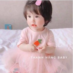Bé gái mặc váy tutu hồng tay lỡ, đính hình củ cà rốt